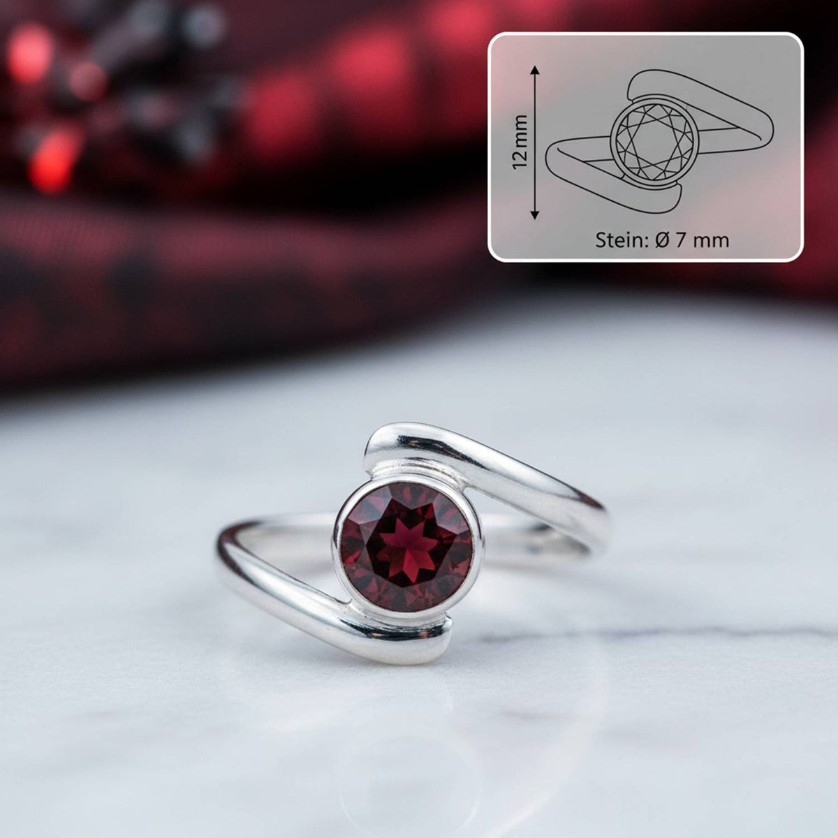 Granatring aus Silber mit Maßangaben zu Ring und Edelstein