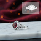 [KI] Granatring aus Silber mit Maßangaben zu Ring und Edelstein