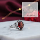 [KI] Granatring aus Silber mit Maßangaben zu Ring und Edelstein