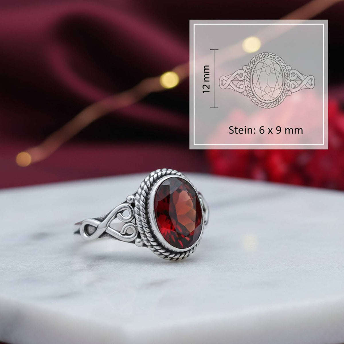 Granatring aus Silber mit Maßangaben zu Ring und Edelstein
