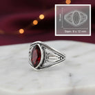 [KI] Granatring aus Silber mit Maßangaben zu Ring und Edelstein