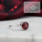 [KI] Granatring aus Silber mit Maßangaben zu Ring und Edelstein