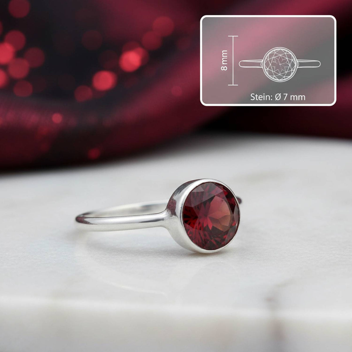 Granatring aus Silber mit Maßangaben zu Ring und Edelstein