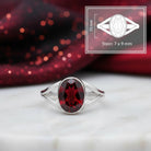 [KI] Granatring aus Silber mit Maßangaben zu Ring und Edelstein