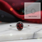 [KI] Granatring aus Silber mit Maßangaben zu Ring und Edelstein