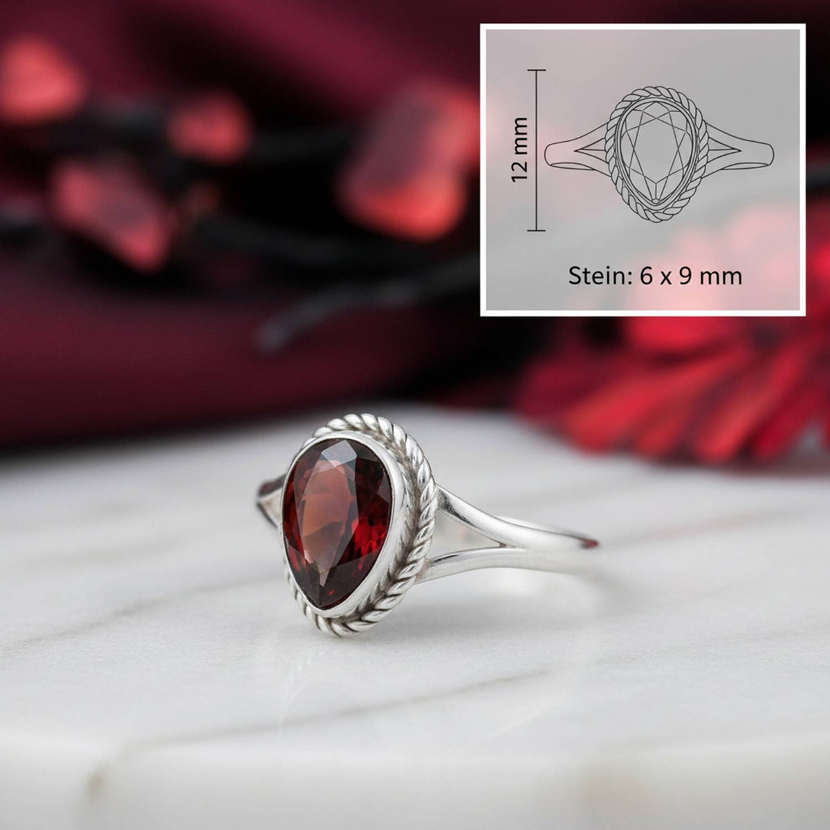 Granatring aus Silber mit Maßangaben zu Ring und Edelstein