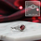 [KI] Granatring aus Silber mit Maßangaben zu Ring und Edelstein