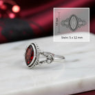 [KI] Granatring aus Silber mit Maßangaben zu Ring und Edelstein