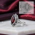 [KI] Granatring aus Silber mit Maßangaben zu Ring und Edelstein