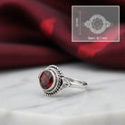 [KI] Granatring aus Silber mit Maßangaben zu Ring und Edelstein