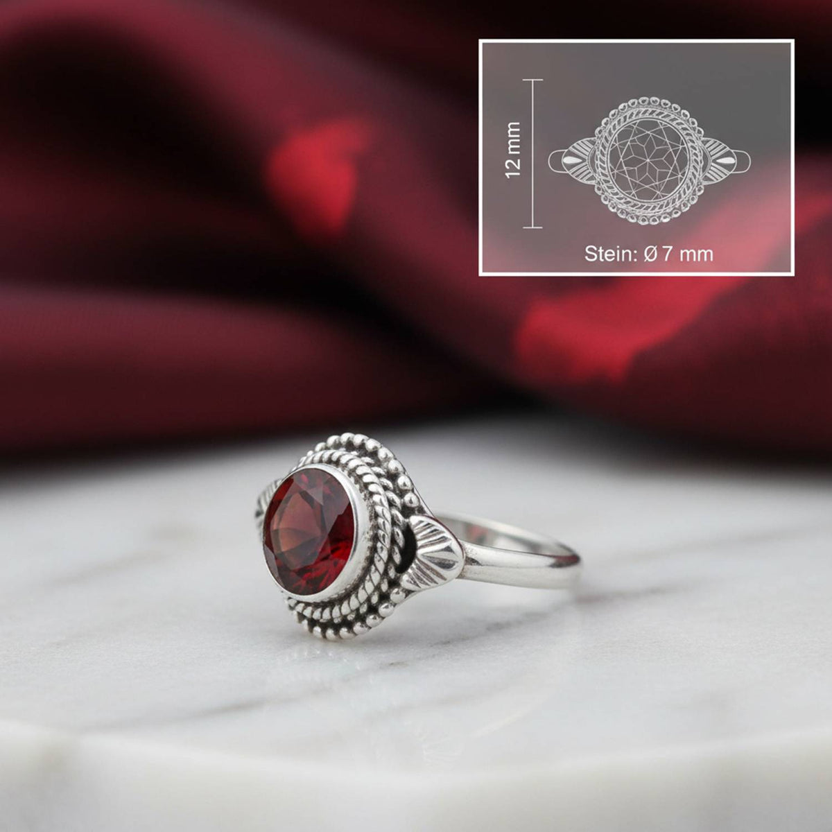 Granatring aus Silber mit Maßangaben zu Ring und Edelstein