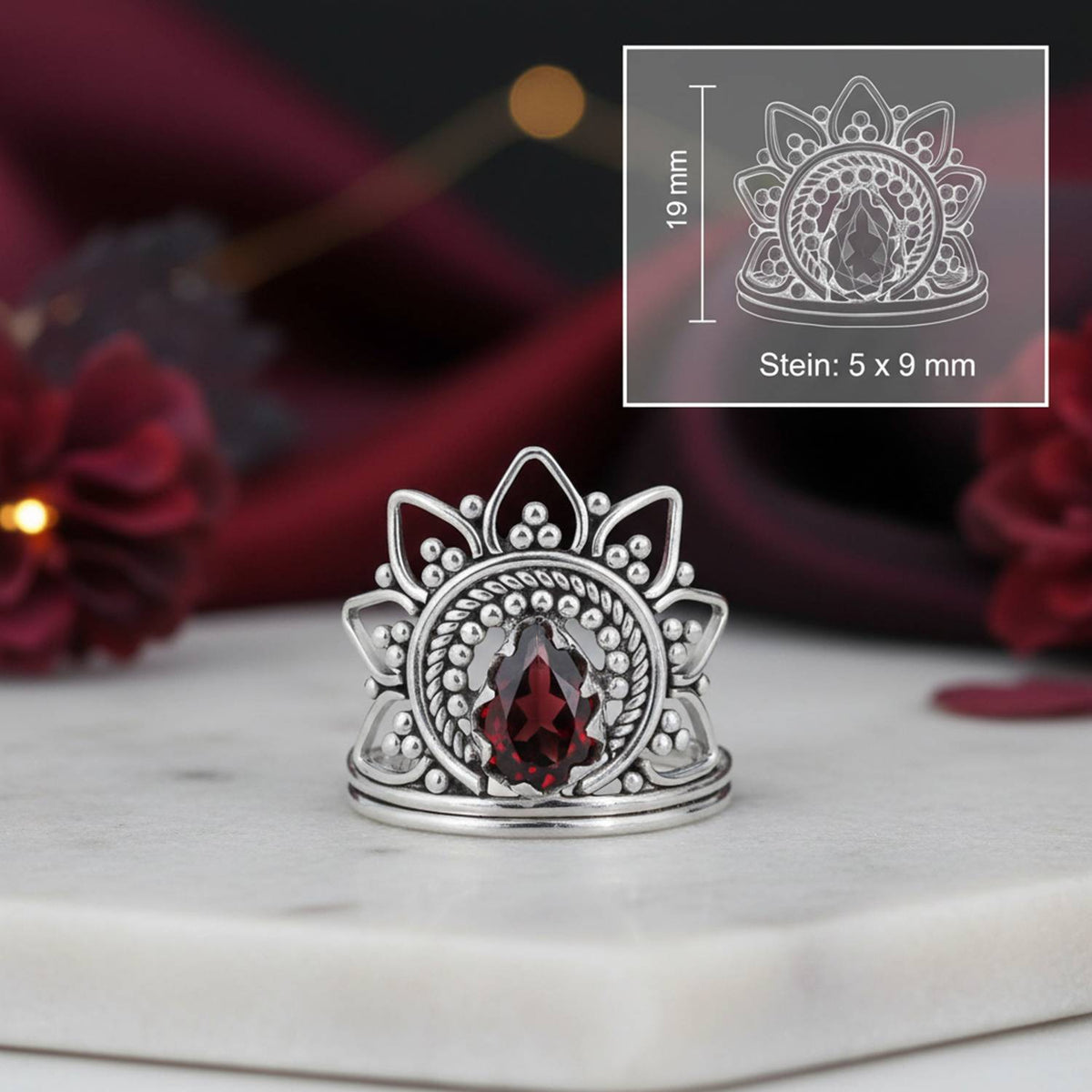 Granatring aus Silber mit Maßangaben zu Ring und Edelstein