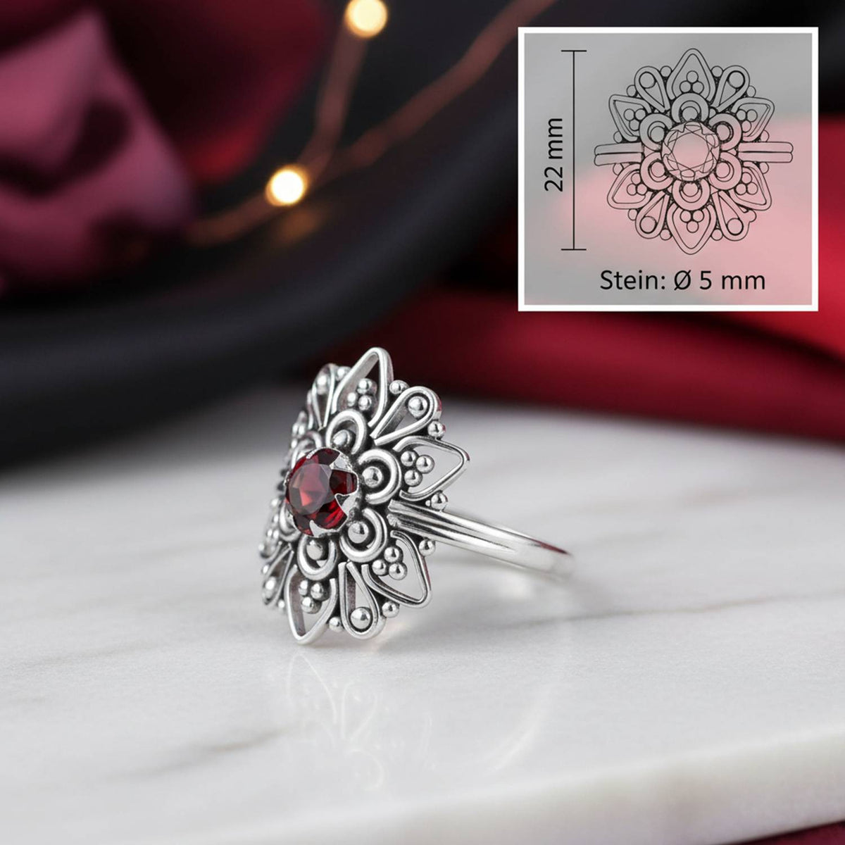 Granatring aus Silber mit Maßangaben zu Ring und Edelstein
