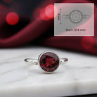 [KI] Granatring aus Silber mit Maßangaben zu Ring und Edelstein