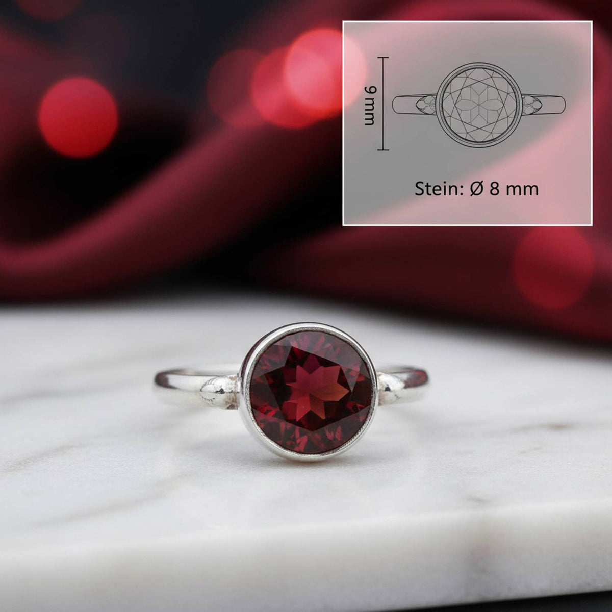 Granatring aus Silber mit Maßangaben zu Ring und Edelstein