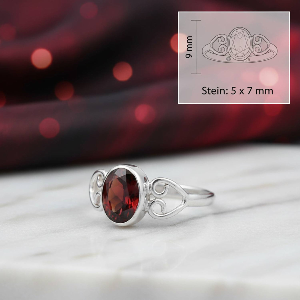 Granatring aus Silber mit Maßangaben zu Ring und Edelstein