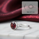 [KI] Granatring aus Silber mit Maßangaben zu Ring und Edelstein