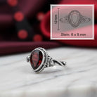 [KI] Granatring aus Silber mit Maßangaben zu Ring und Edelstein