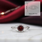 [KI] Granatring aus Silber mit Maßangaben zu Ring und Edelstein