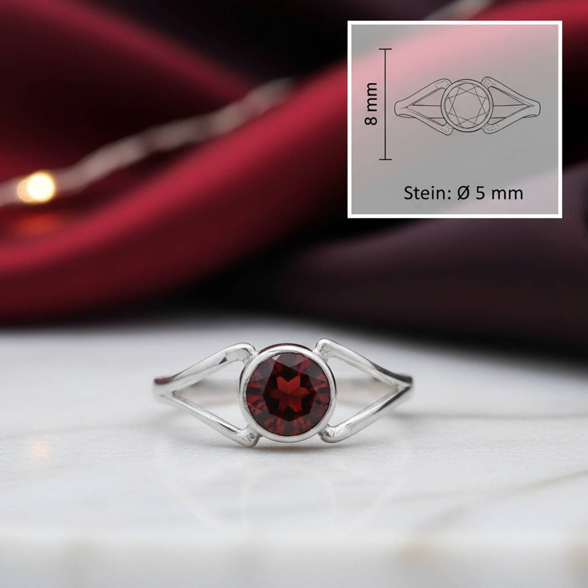 Granatring aus Silber mit Maßangaben zu Ring und Edelstein