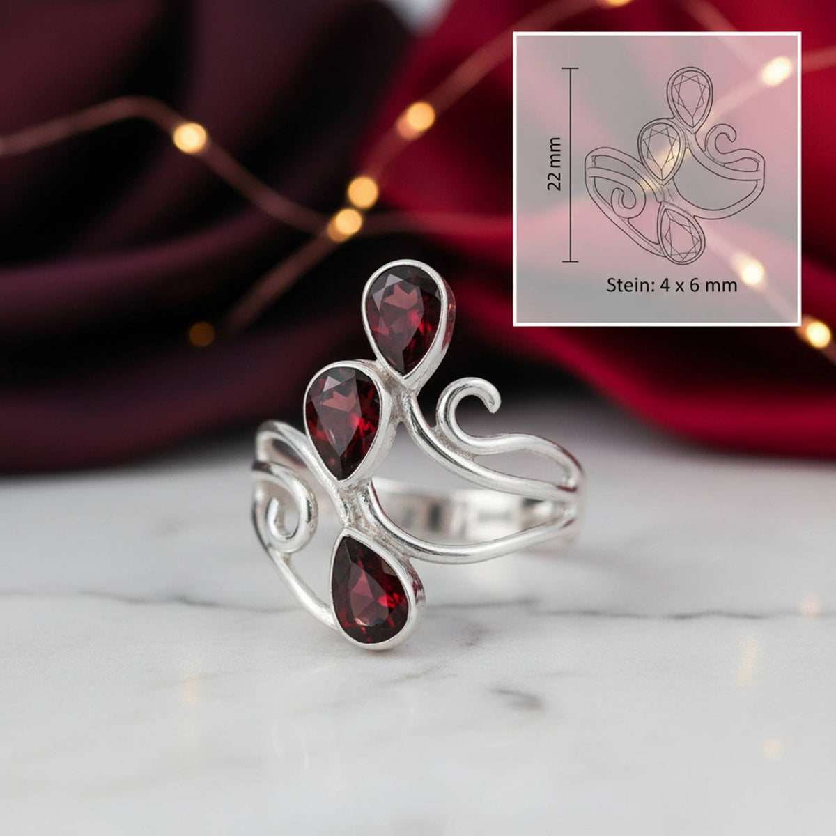 Granatring aus Silber mit Maßangaben zu Ring und Edelstein