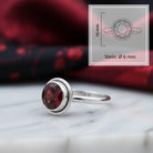 [KI] Granatring aus Silber mit Maßangaben zu Ring und Edelstein