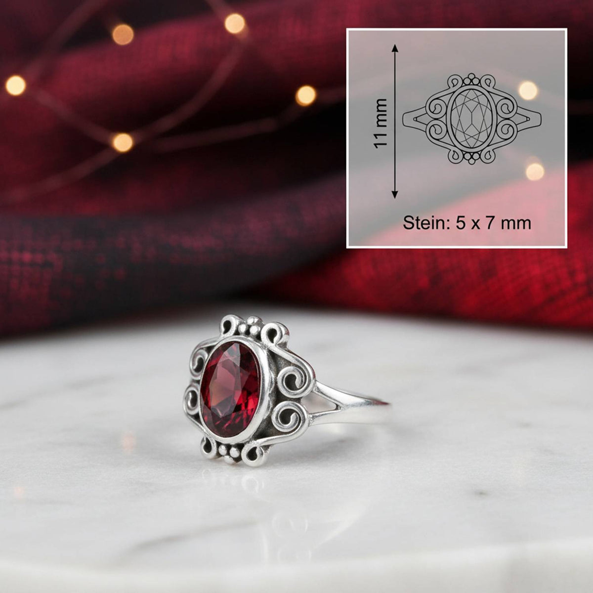 Granatring aus Silber mit Maßangaben zu Ring und Edelstein