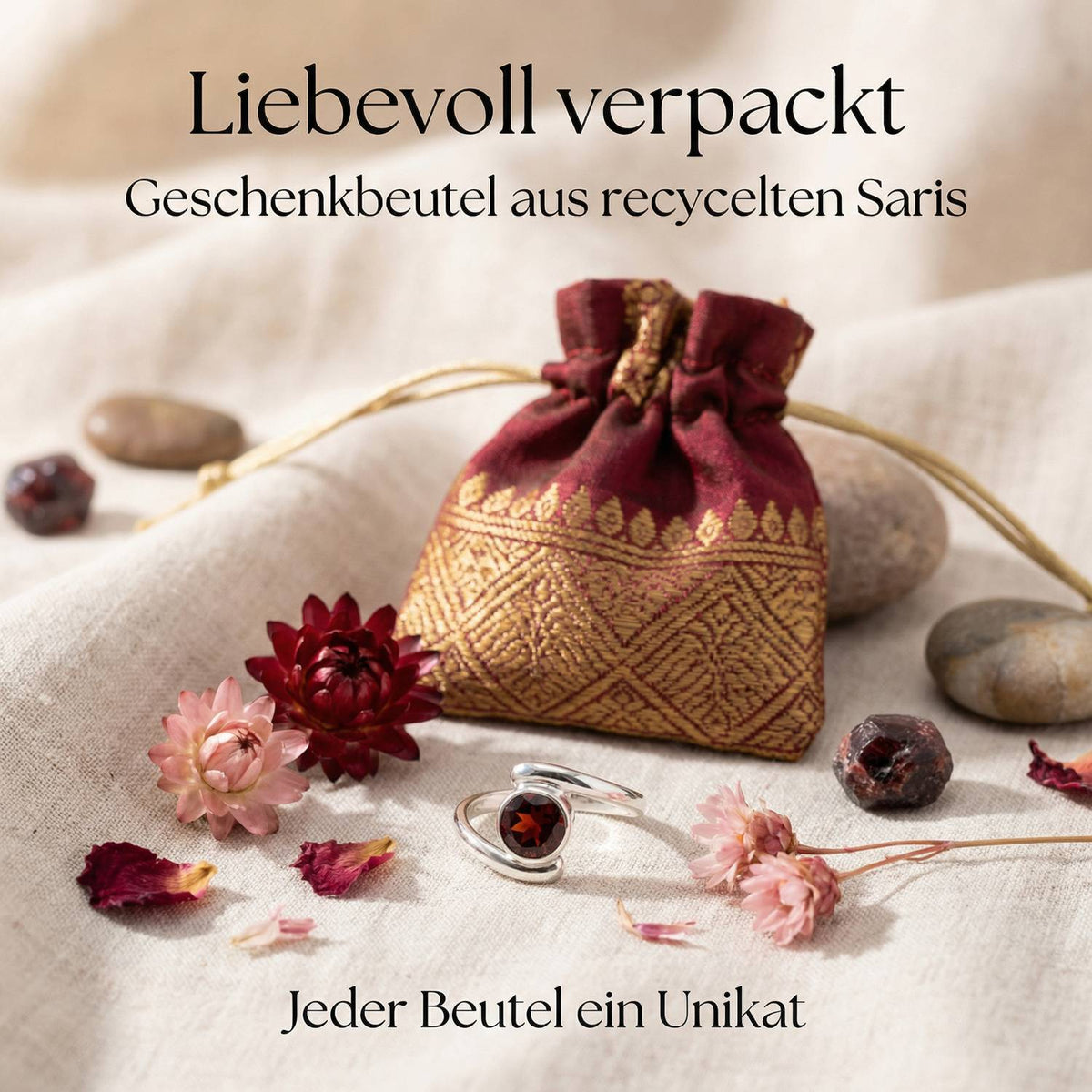 Silberring mit Granat und Geschenkbeutel aus recyceltem Sari