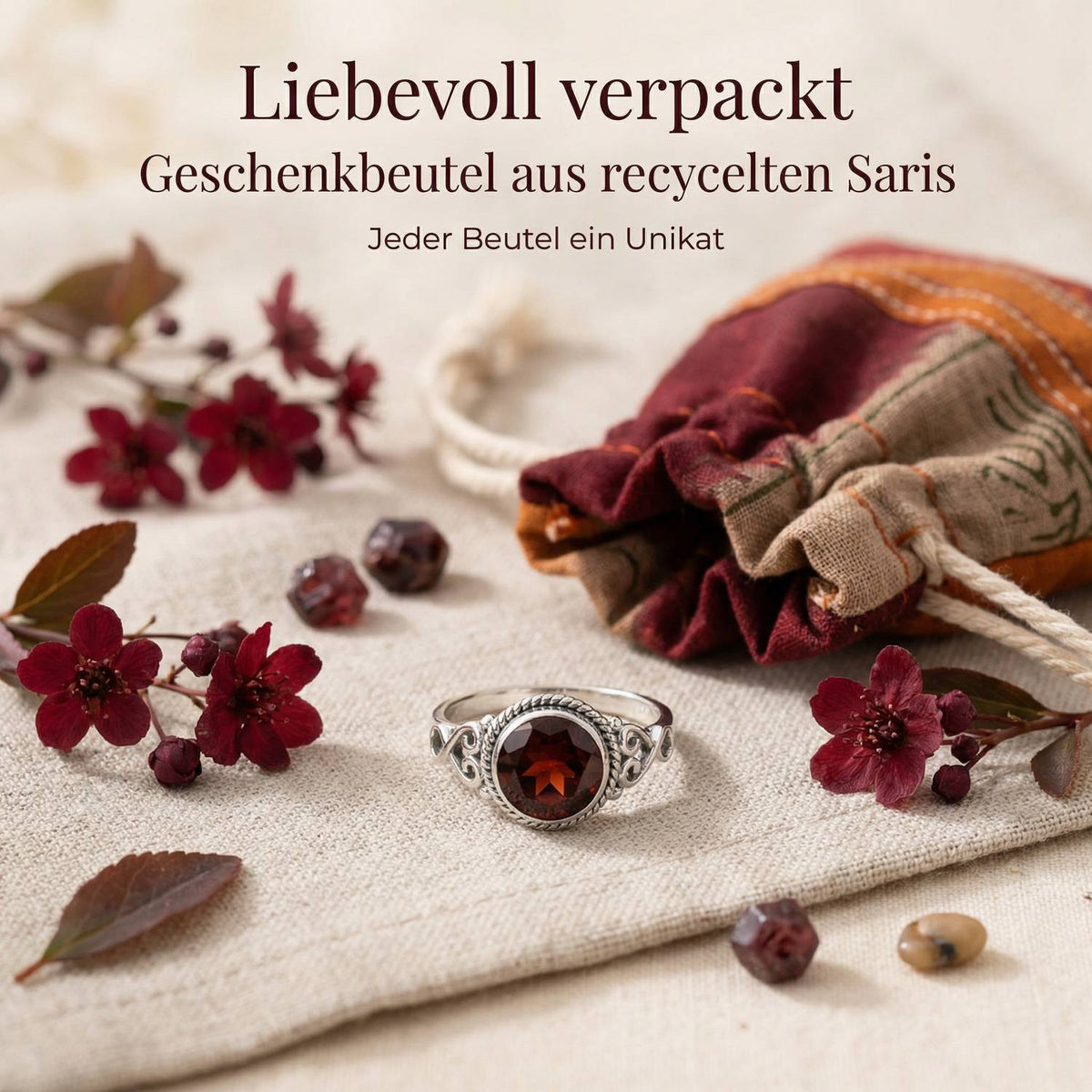 Silberring mit Granat und Geschenkbeutel aus recyceltem Sari