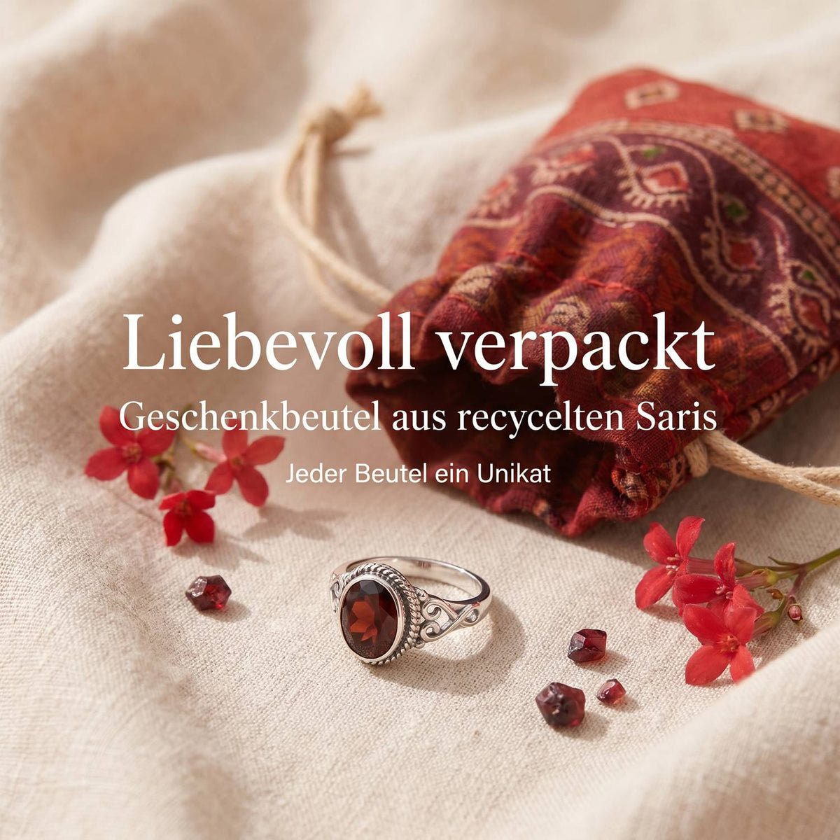 Silberring mit Granat und Geschenkbeutel aus recyceltem Sari