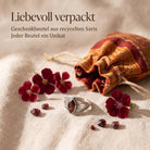 [KI] Silberring mit Granat und Geschenkbeutel aus recyceltem Sari