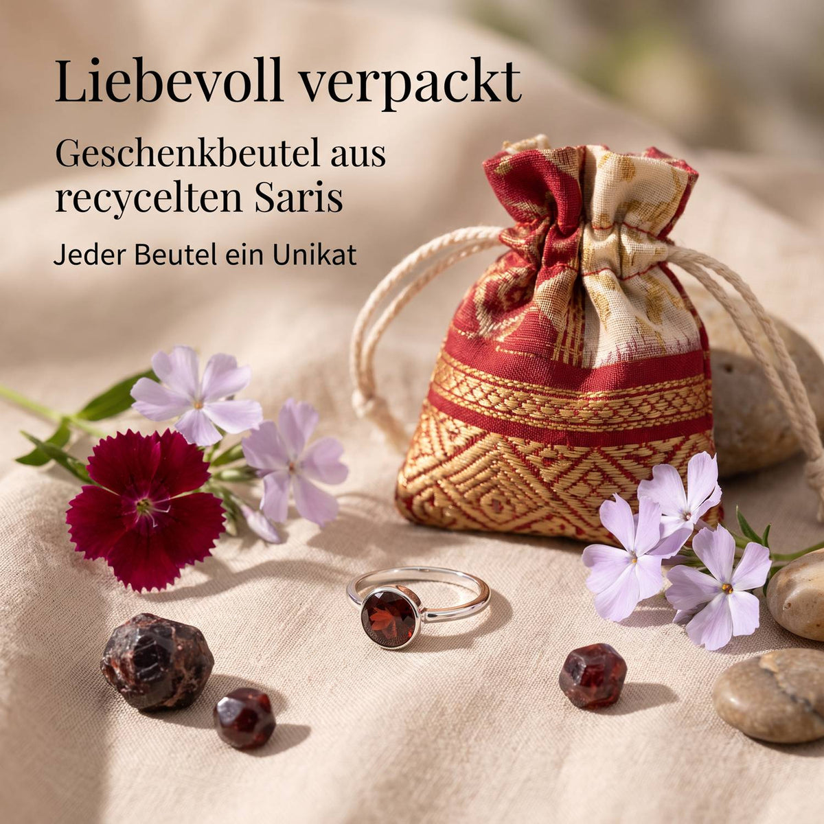 Silberring mit Granat und Geschenkbeutel aus recyceltem Sari