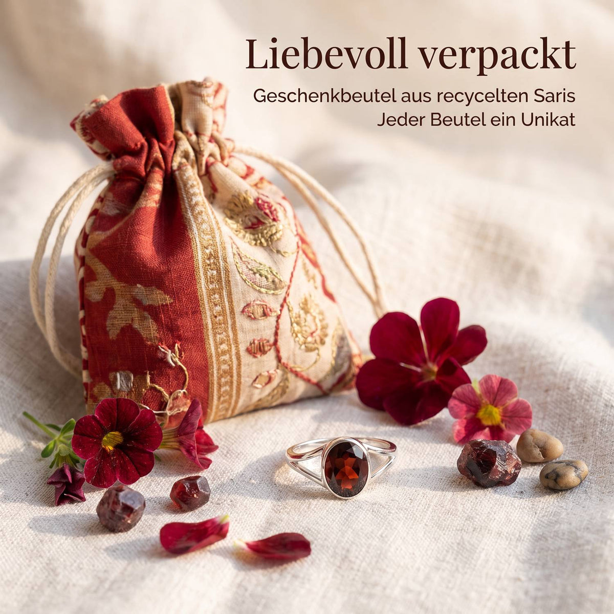 Silberring mit Granat und Geschenkbeutel aus recyceltem Sari