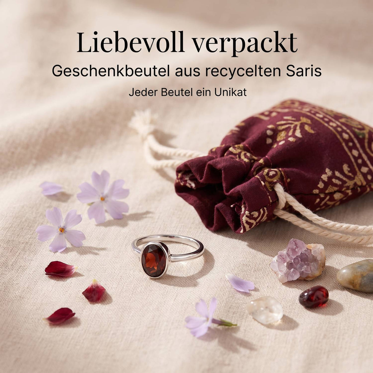 Silberring mit Granat und Geschenkbeutel aus recyceltem Sari