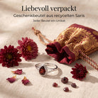 [KI] Silberring mit Granat und Geschenkbeutel aus recyceltem Sari