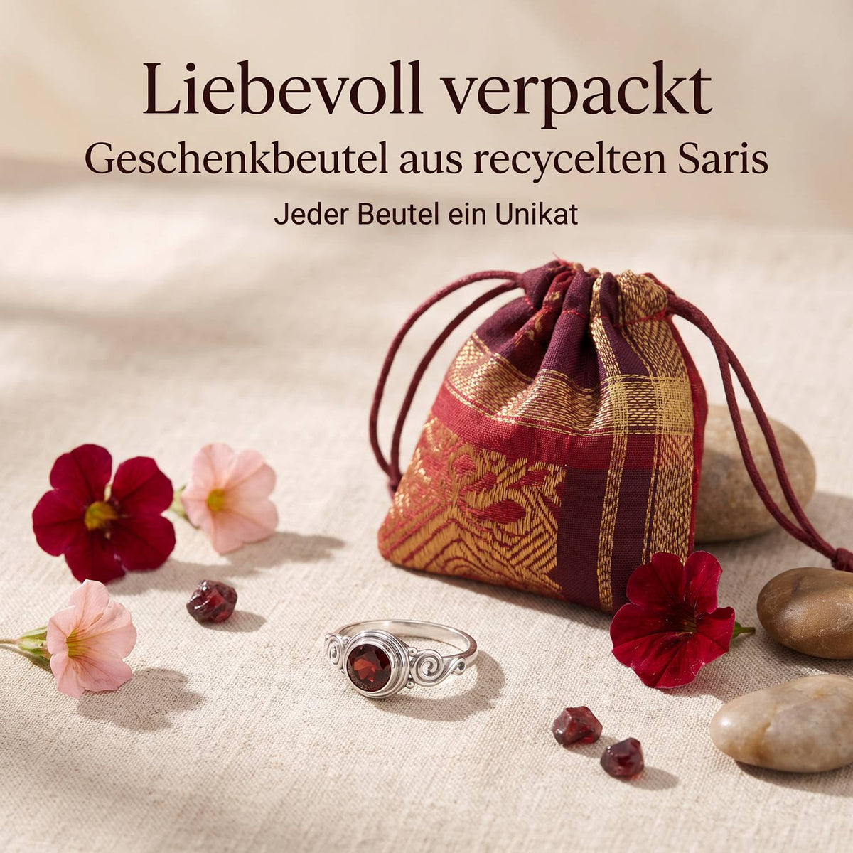 Silberring mit Granat und Geschenkbeutel aus recyceltem Sari
