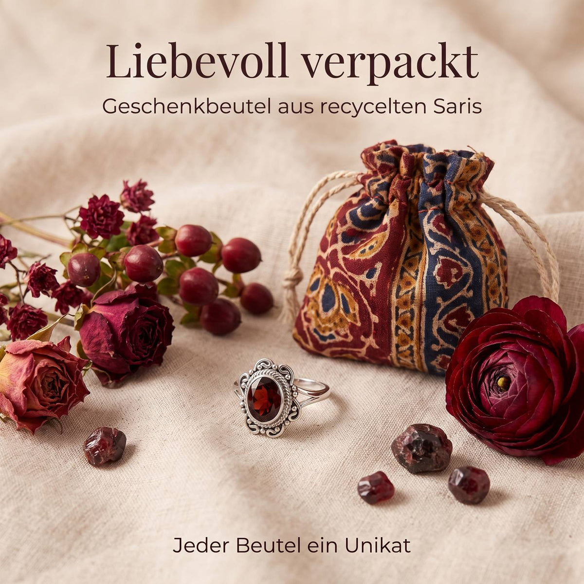 Silberring mit Granat und Geschenkbeutel aus recyceltem Sari