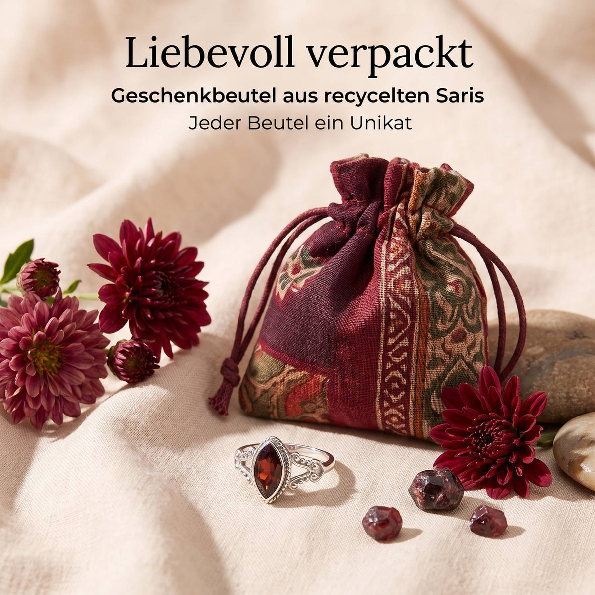 Silberring mit Granat und Geschenkbeutel aus recyceltem Sari