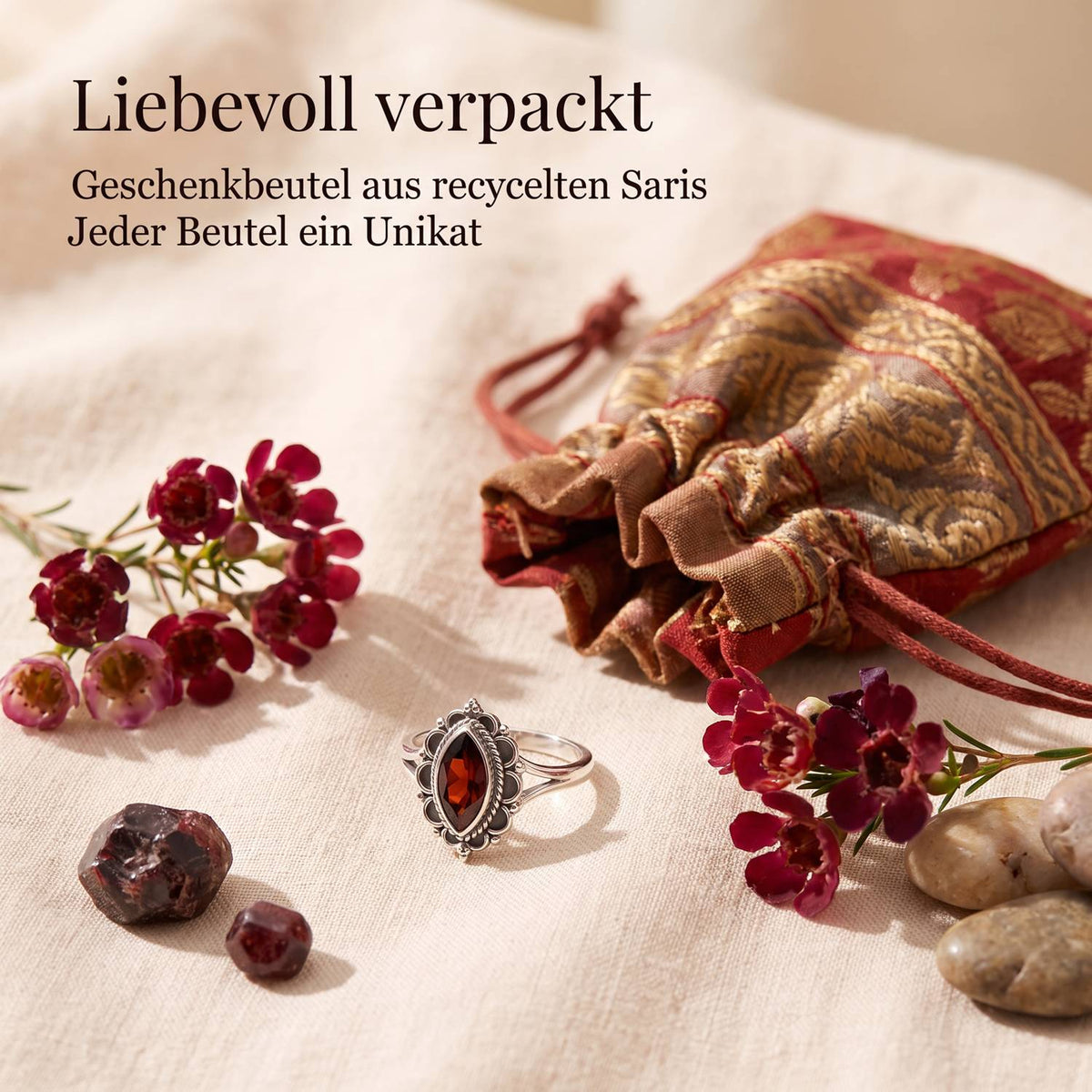 Silberring mit Granat und Geschenkbeutel aus recyceltem Sari