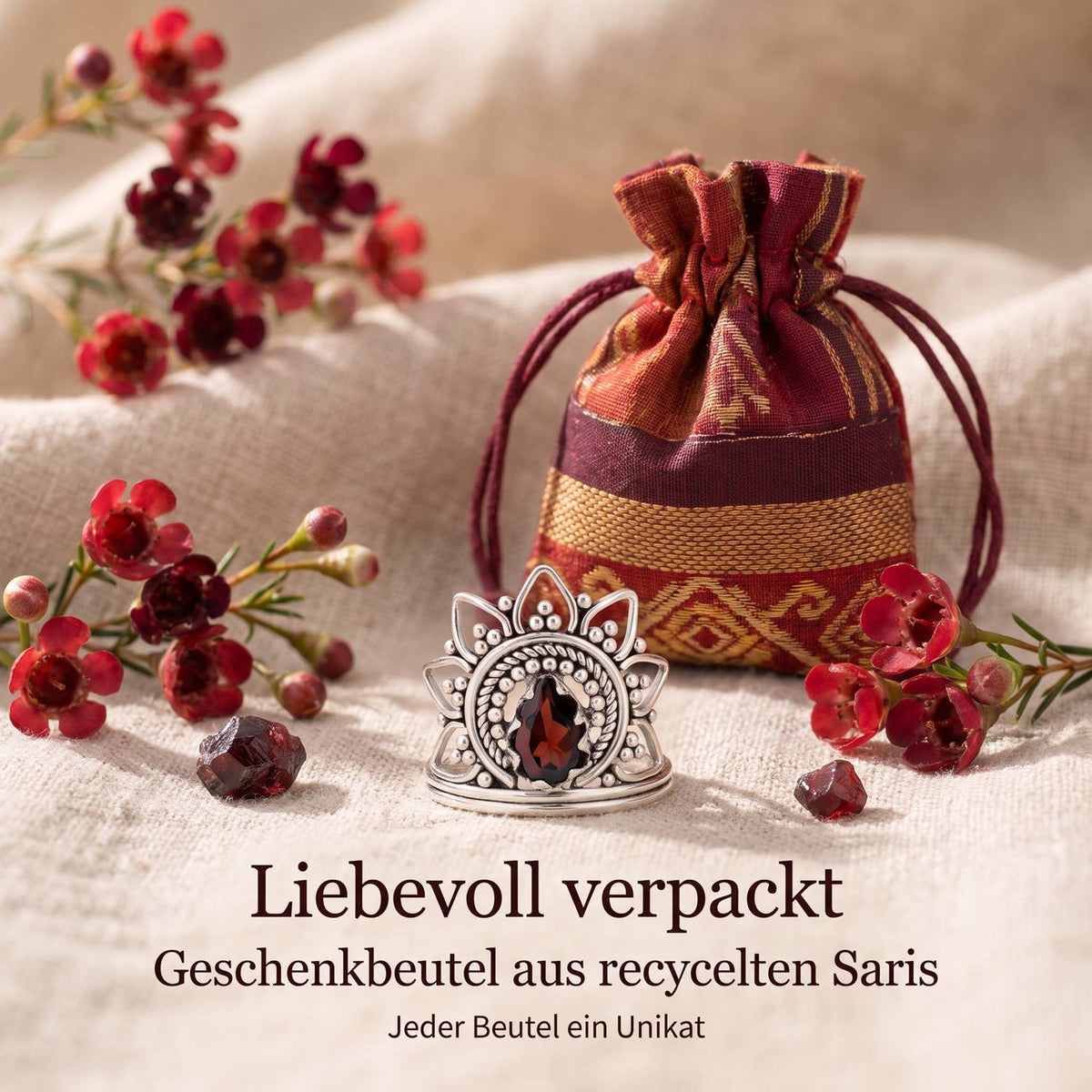 Silberring mit Granat und Geschenkbeutel aus recyceltem Sari