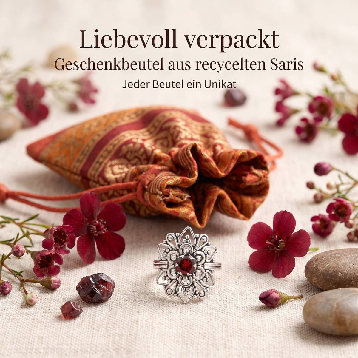Silberring mit Granat und Geschenkbeutel aus recyceltem Sari