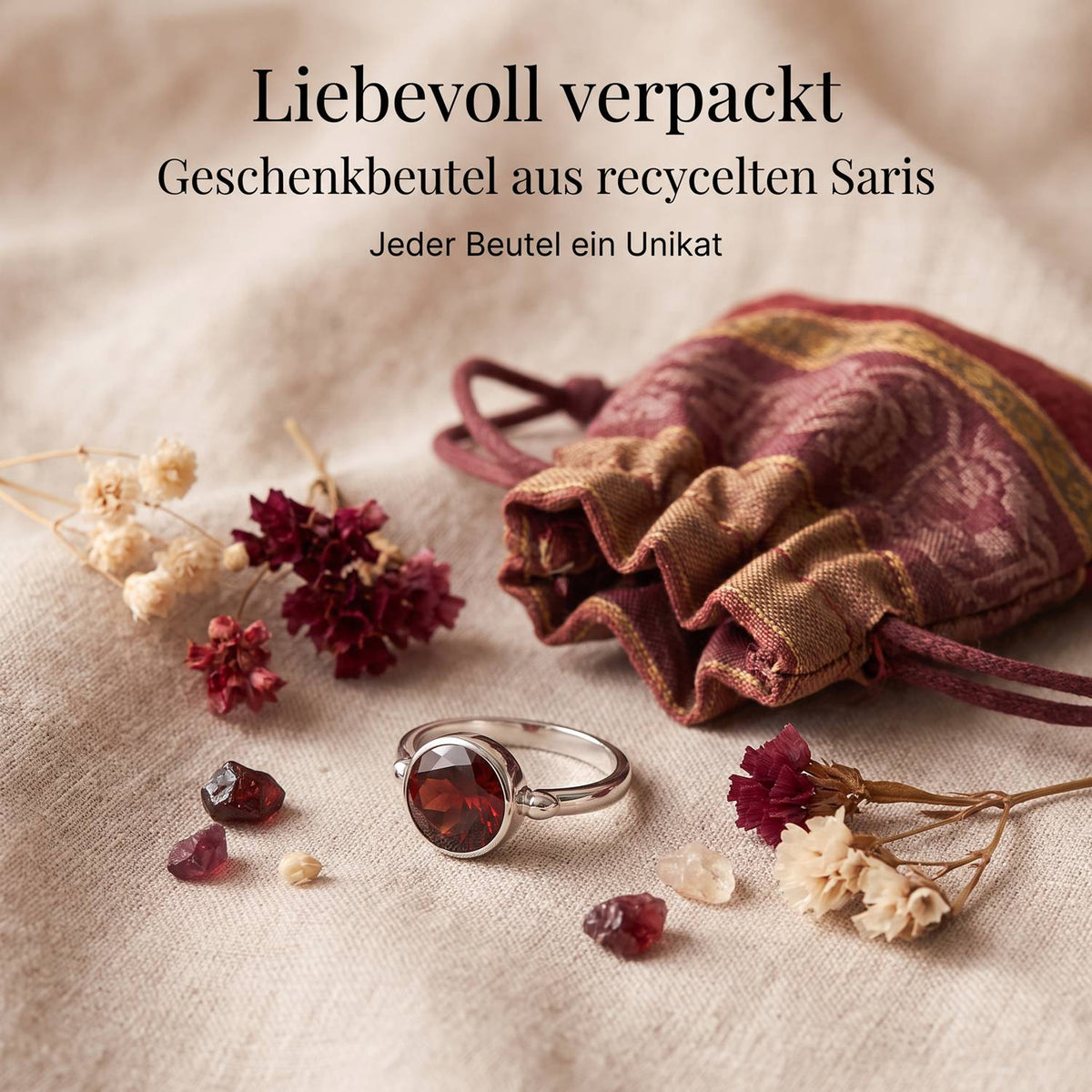 Silberring mit Granat und Geschenkbeutel aus recyceltem Sari