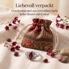 [KI] Silberring mit Granat und Geschenkbeutel aus recyceltem Sari