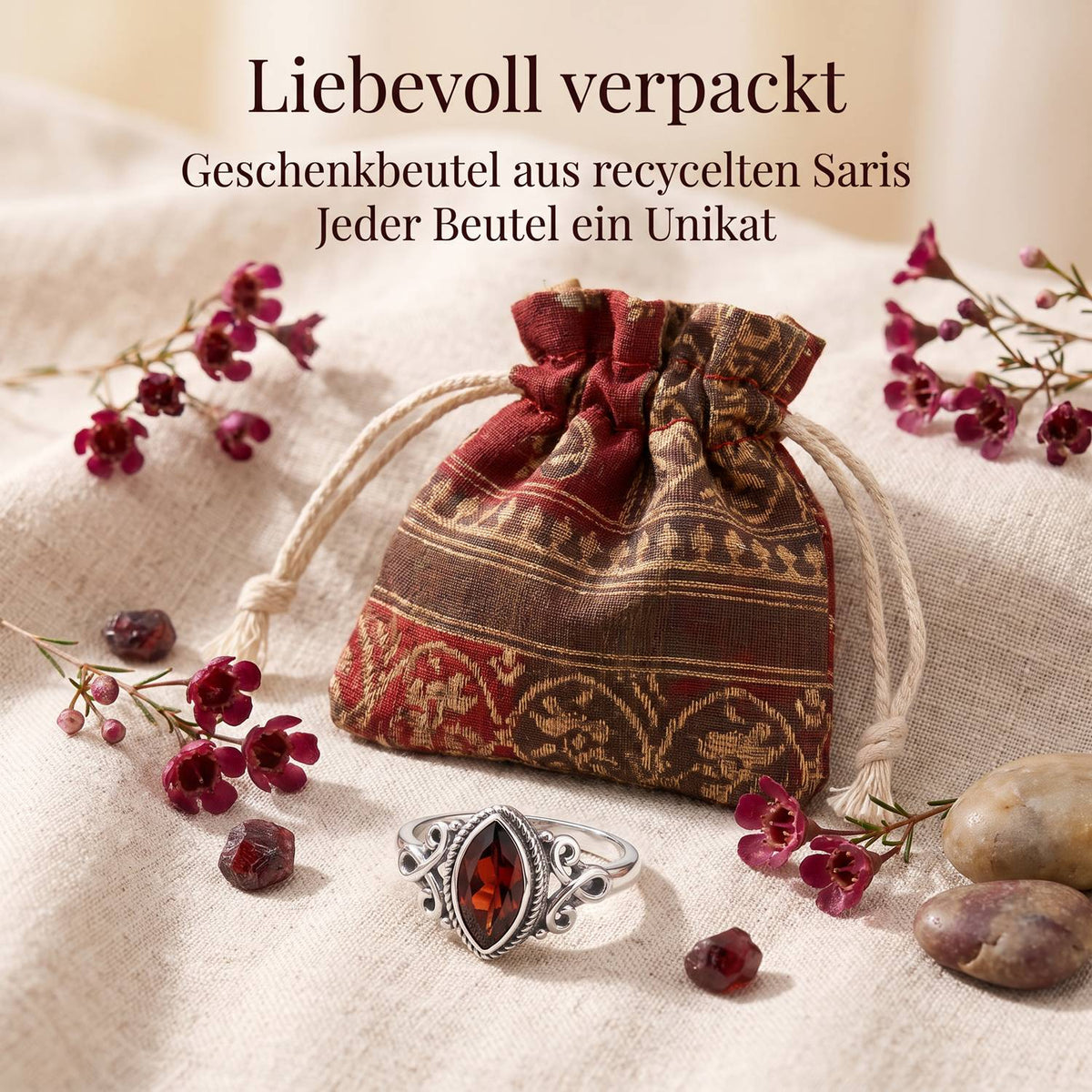 Silberring mit Granat und Geschenkbeutel aus recyceltem Sari