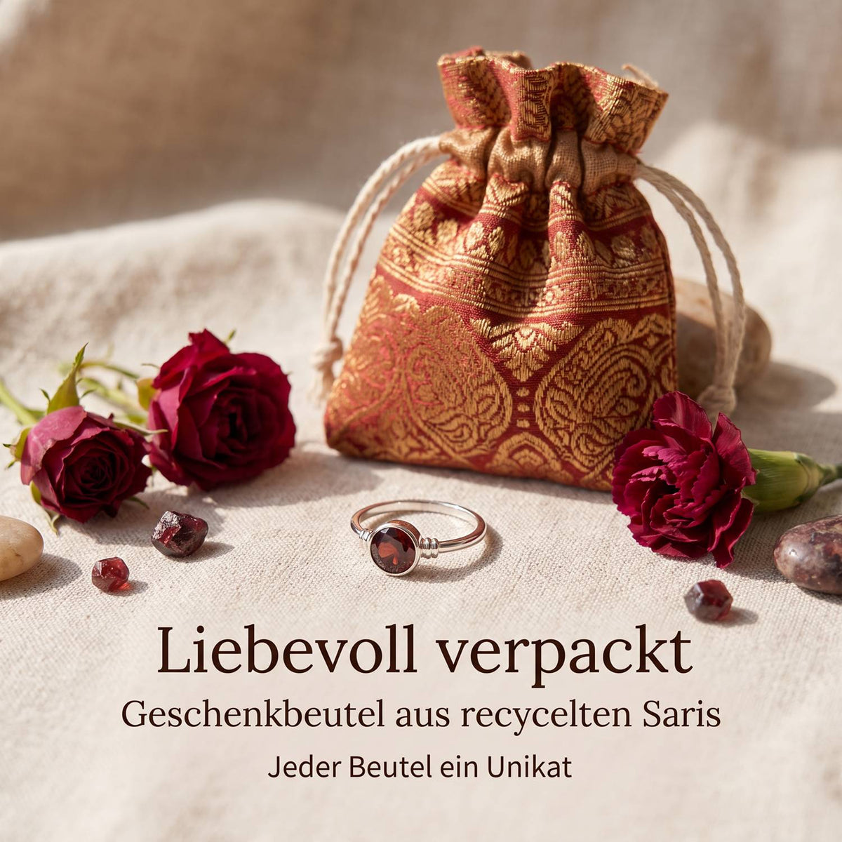 Silberring mit Granat und Geschenkbeutel aus recyceltem Sari