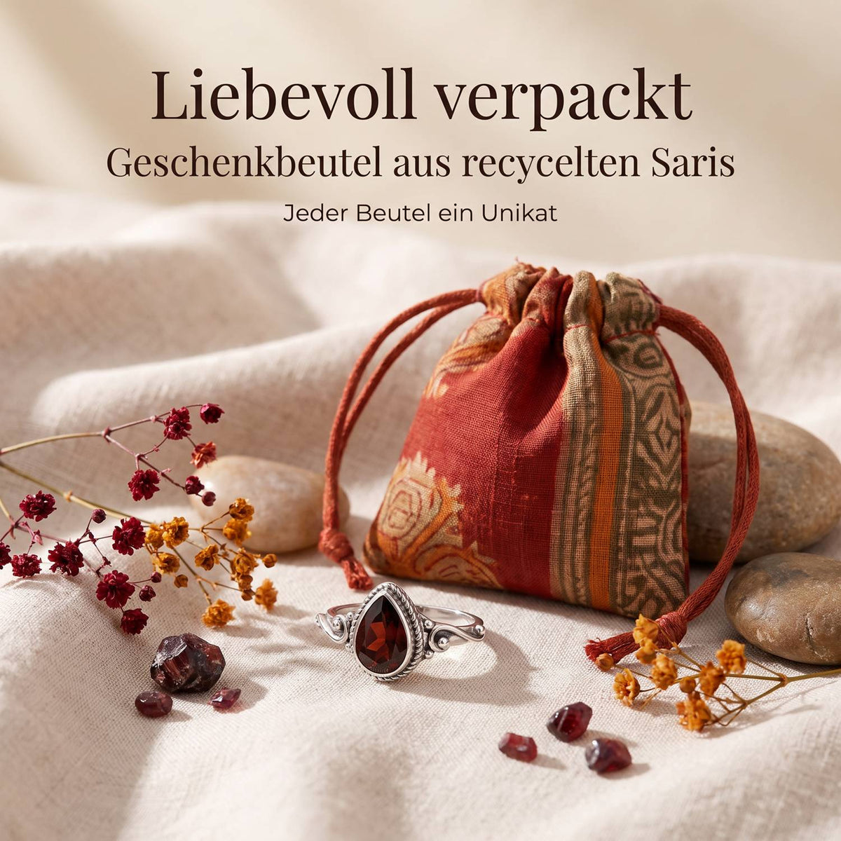 Silberring mit Granat und Geschenkbeutel aus recyceltem Sari