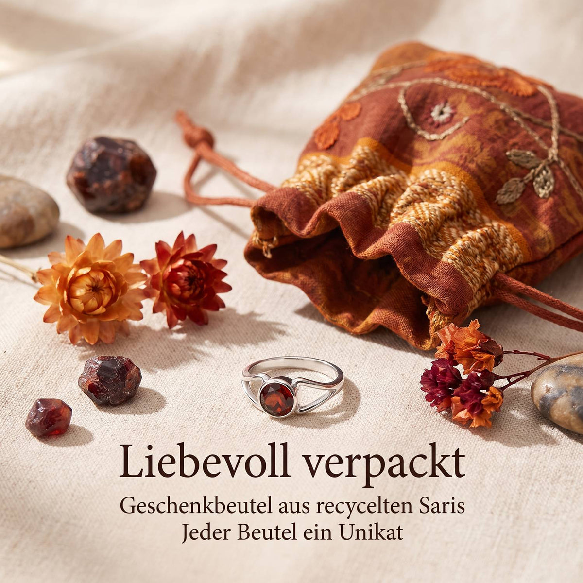 Silberring mit Granat und Geschenkbeutel aus recyceltem Sari