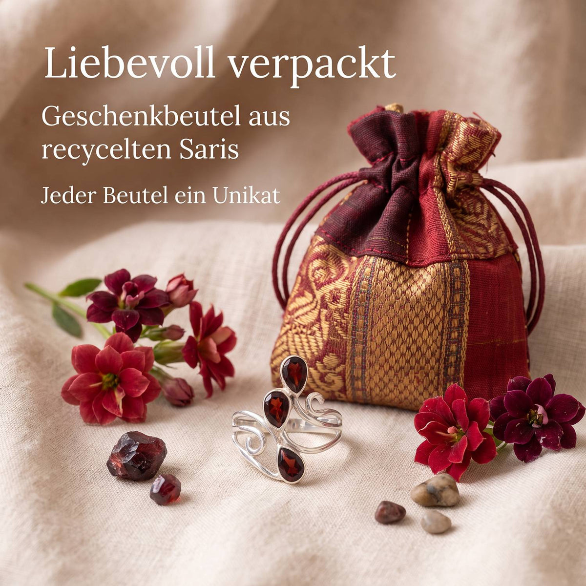 Silberring mit Granat und Geschenkbeutel aus recyceltem Sari