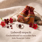 [KI] Silberring mit Granat und Geschenkbeutel aus recyceltem Sari
