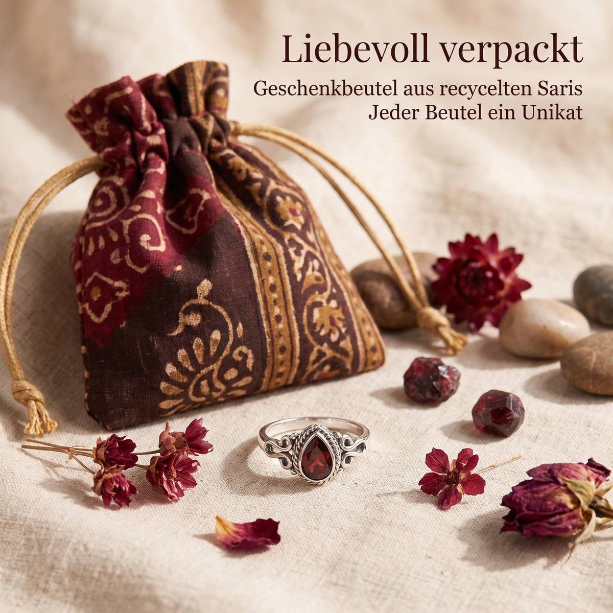 Silberring mit Granat und Geschenkbeutel aus recyceltem Sari